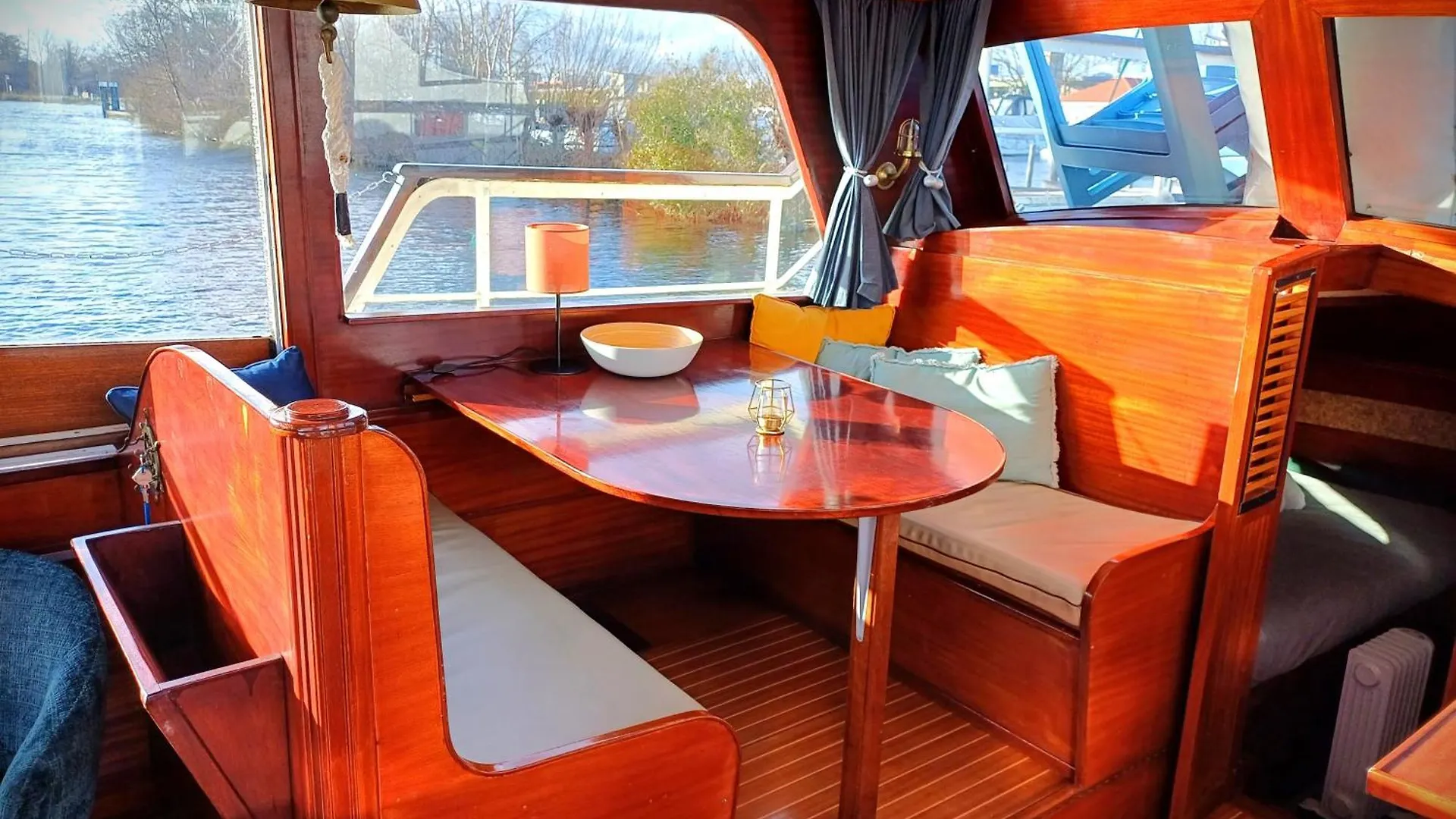 Botel Motorjacht Flint Hotel Amsterdam Netherlands